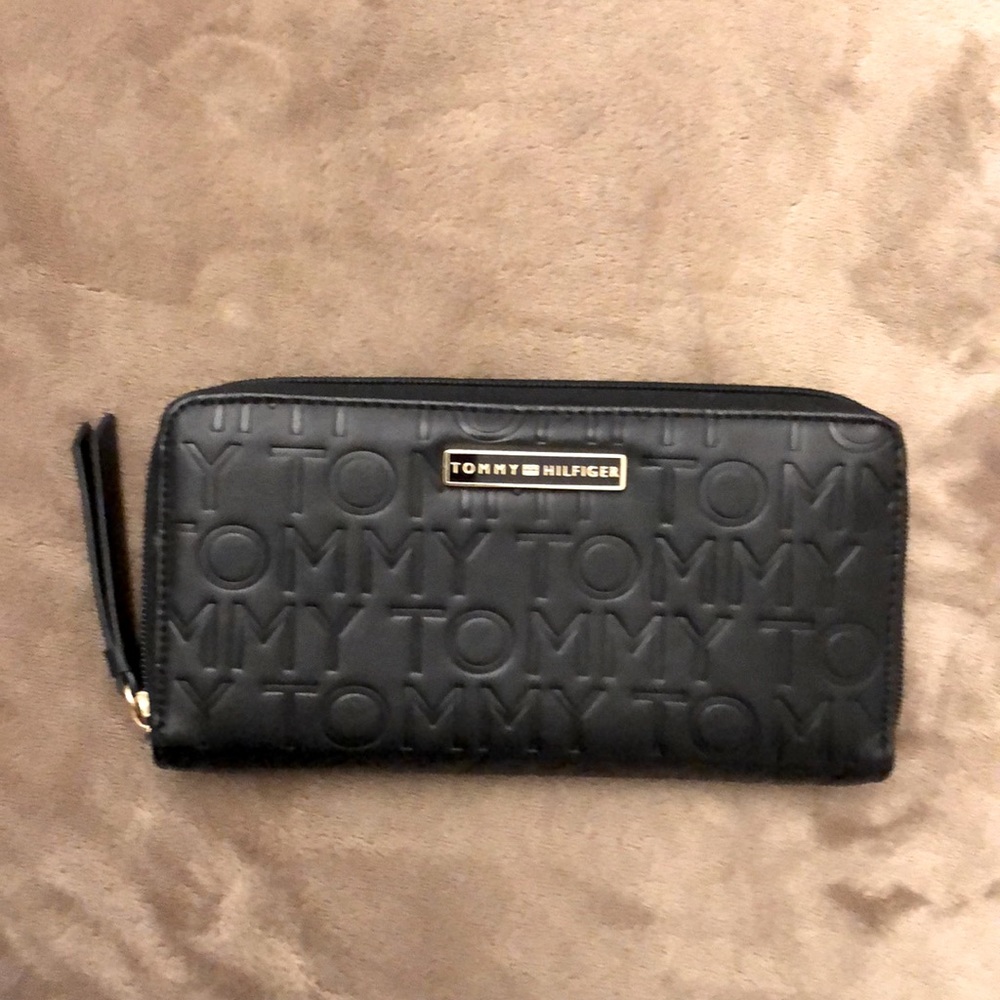 Tommy Hilfiger large zip Wallet